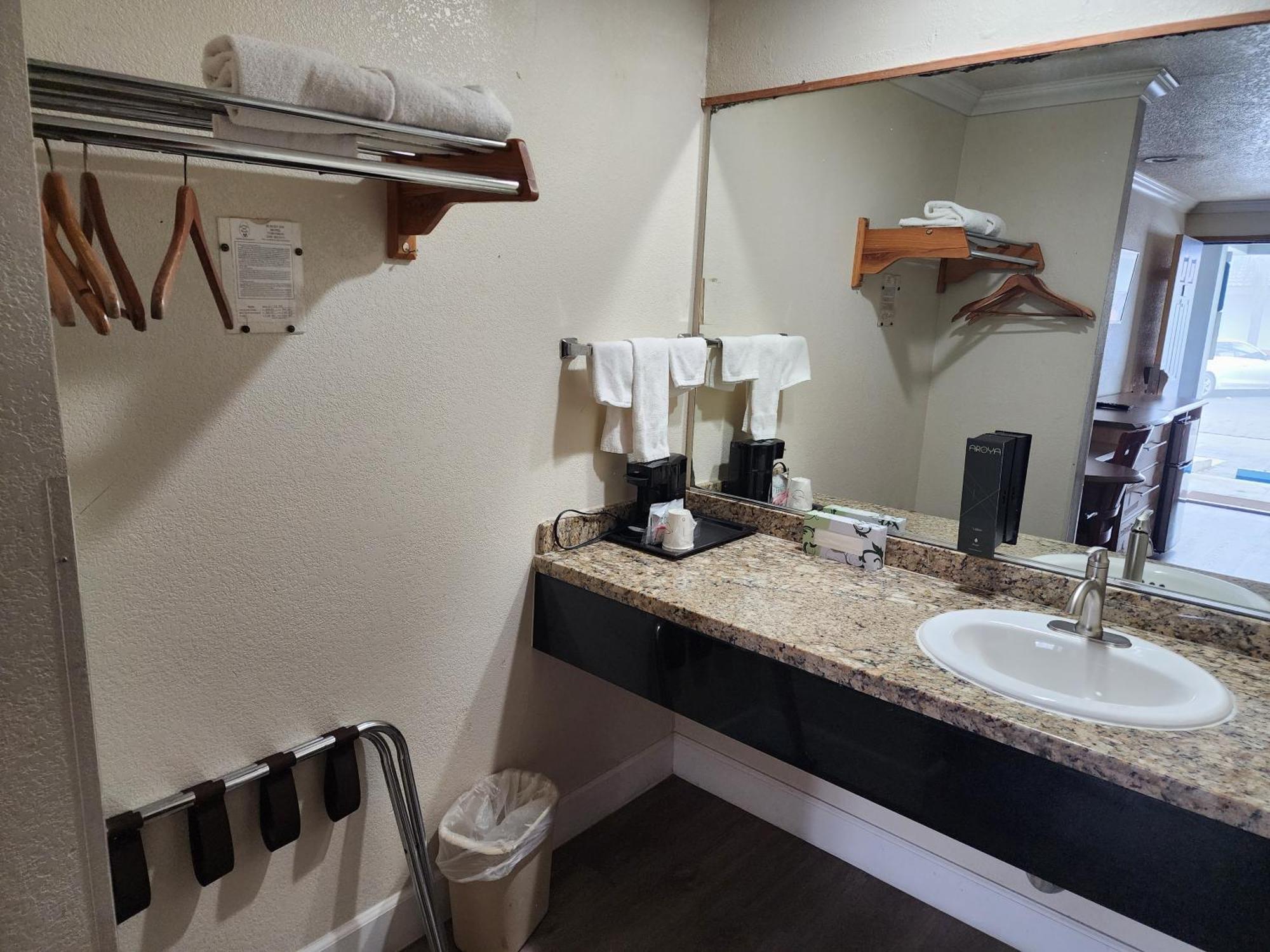 Budget Inn Corcoran Экстерьер фото