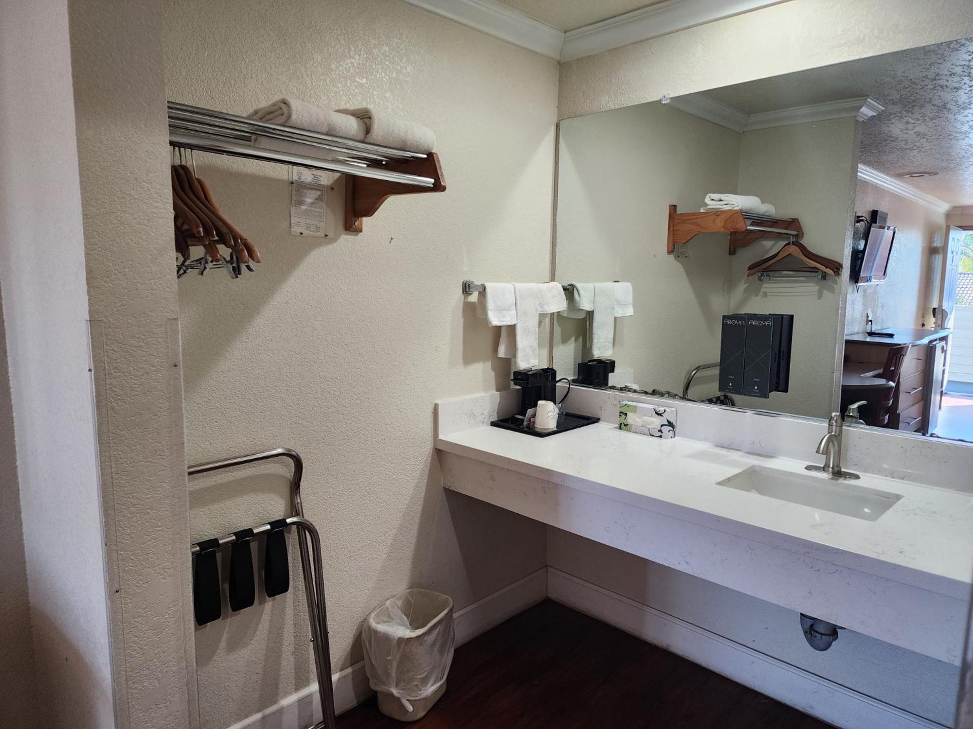Budget Inn Corcoran Экстерьер фото