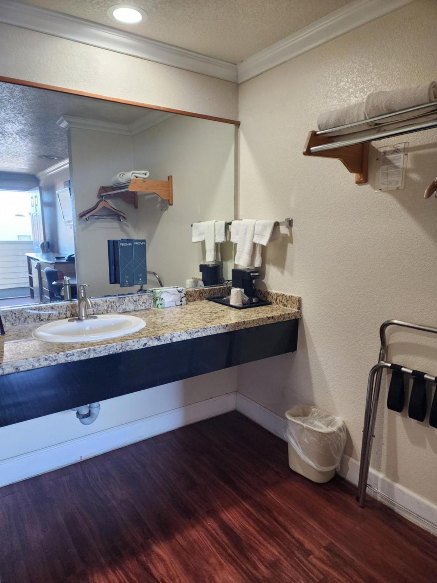 Budget Inn Corcoran Экстерьер фото