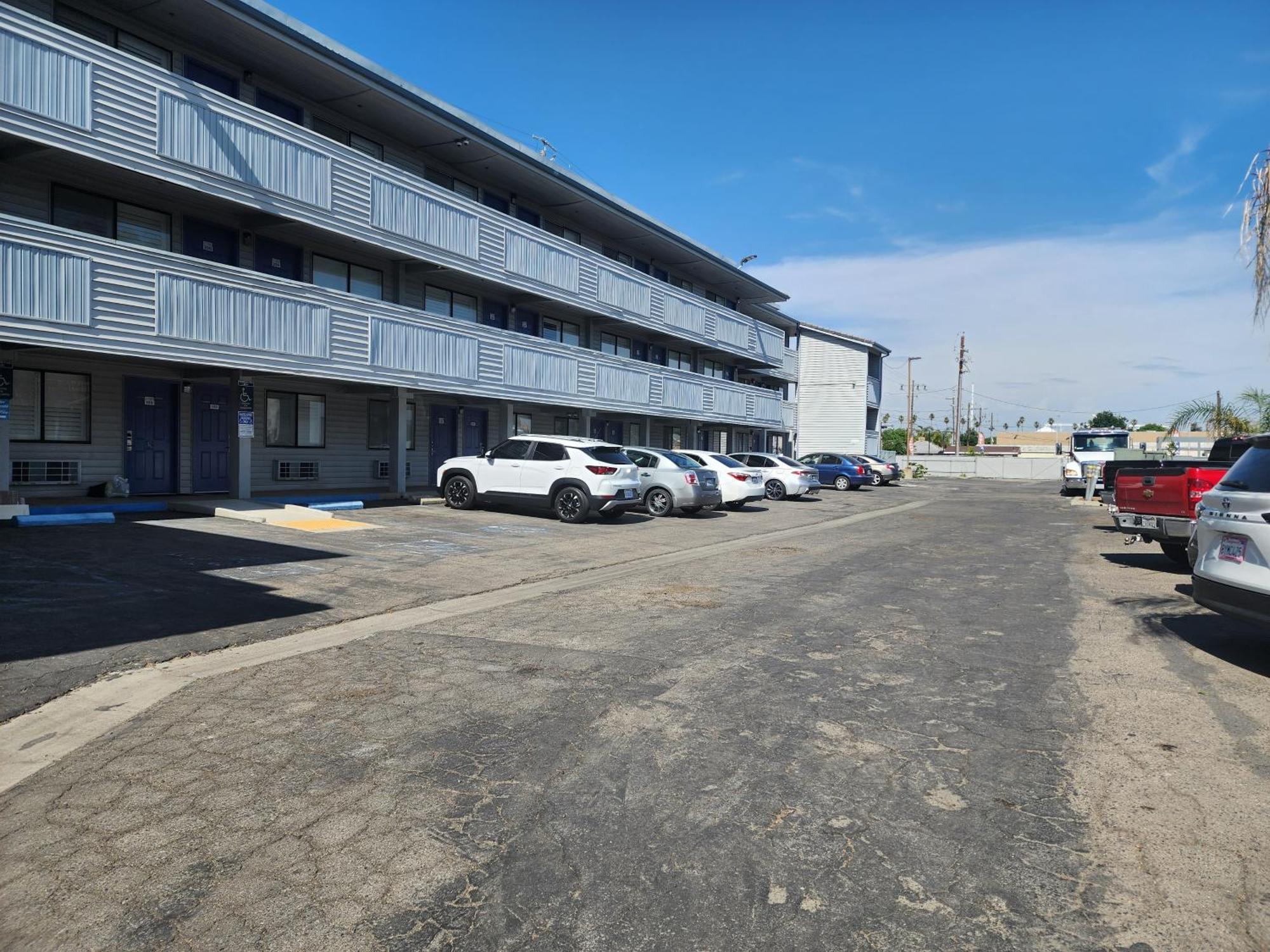 Budget Inn Corcoran Экстерьер фото